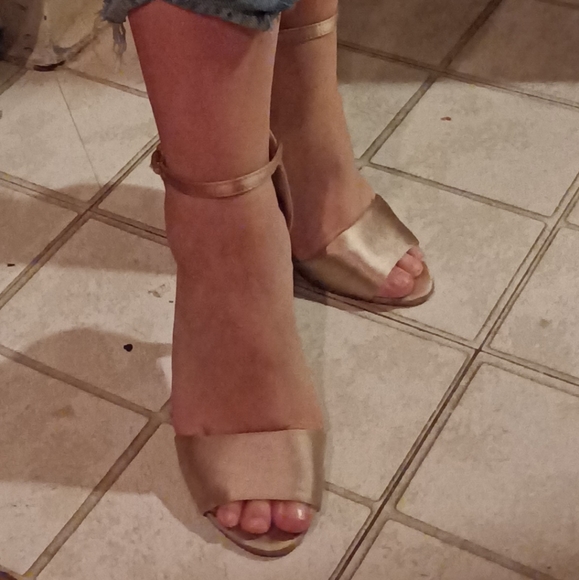 Gold satin heels with ankle strap - Picture 3 of 6